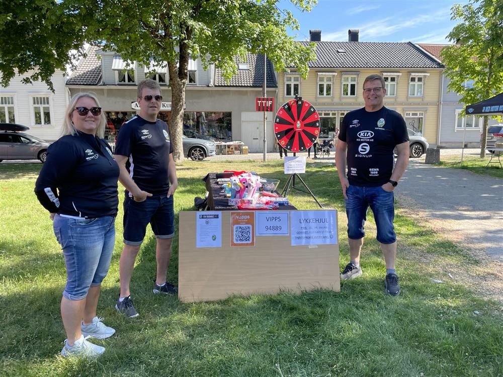 TTIF Håndball er en håndballforening som nylig har fått en flunkende ny og flott hall! Klubben ble faktisk forrige helg tildelt hederspris for sitt arbeid med Tistedalshallen, og fikk «Årets bærekraftspris». Prosjektet er gjennomført av TTIF sine egne ildsjeler. TTIF Håndball har lag i mange årsklasser, og også breddelag for både herrer og damer. De hadde meg seg håndballmål og lykkehjul, og de meget populære maskotene Tiffi og Ringo.  - Klikk for stort bilde