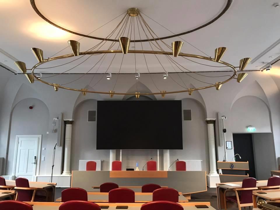 Bilde av kommunestyresalen i Halden Rådhus. - Klikk for stort bilde