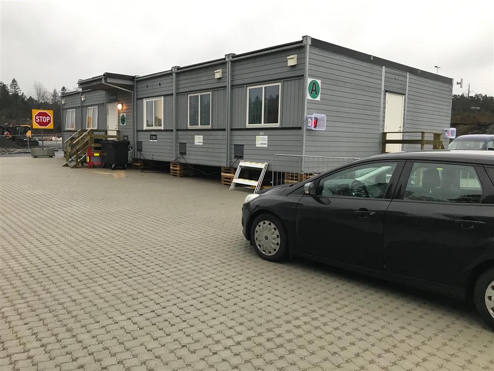 På bildet ser vi testbrakke A åpen for koronatesting av de som har krysset grensen. - Klikk for stort bilde
