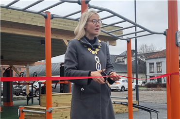 Ordfører Linn Laupsa klipper båndet, og parken er offisielt åpen
