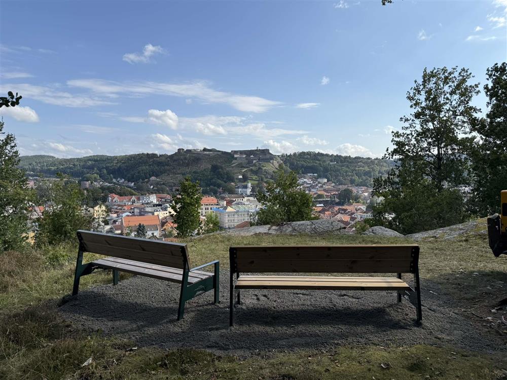 Benk plassert på utsiktspunkt - Klikk for stort bilde