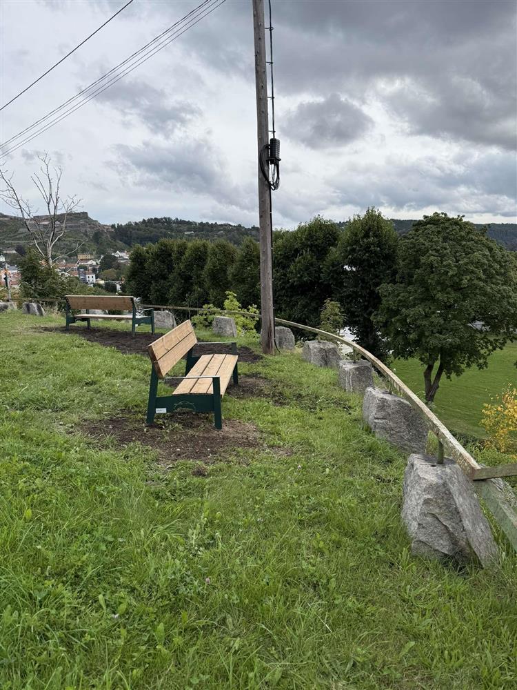 Benk plassert på utsiktspunkt - Klikk for stort bilde