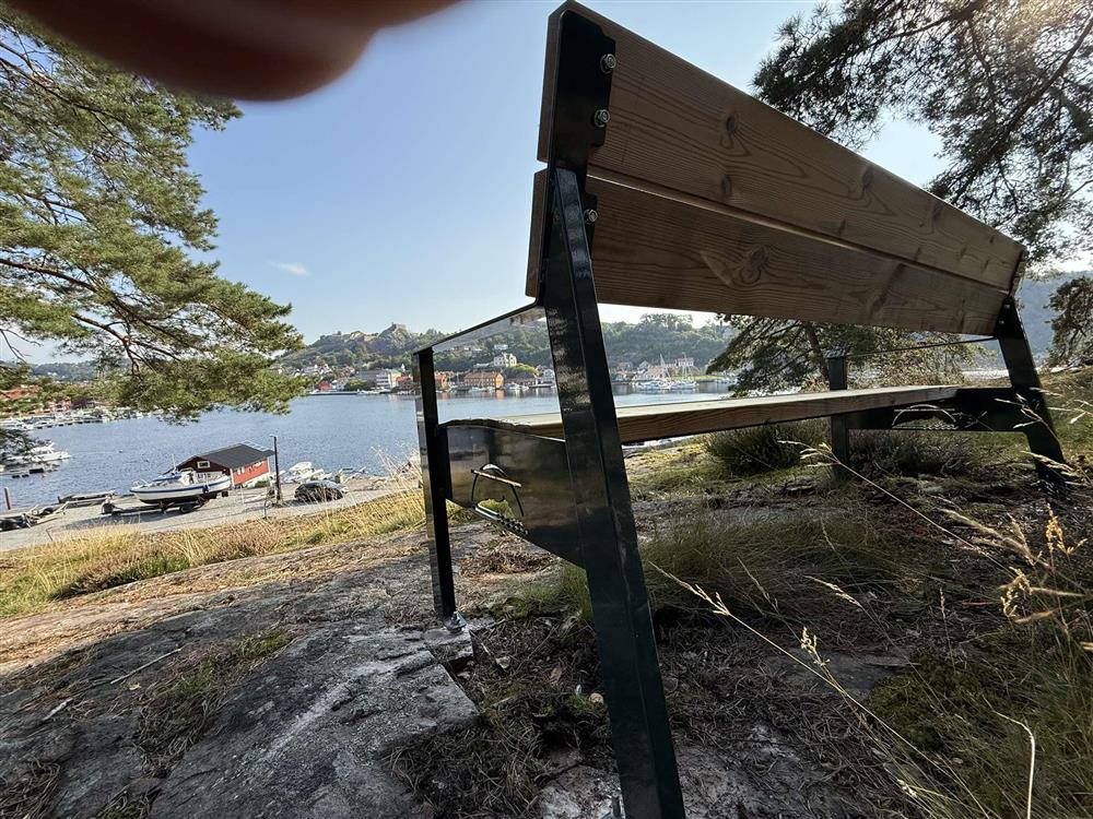 Benk plassert på utsiktspunkt - Klikk for stort bilde